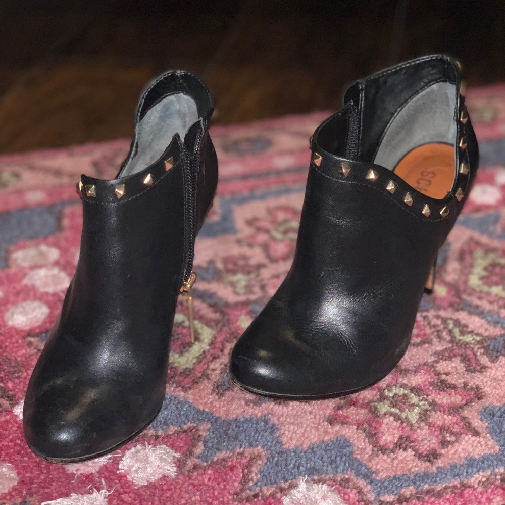 Schultz cut out bootie